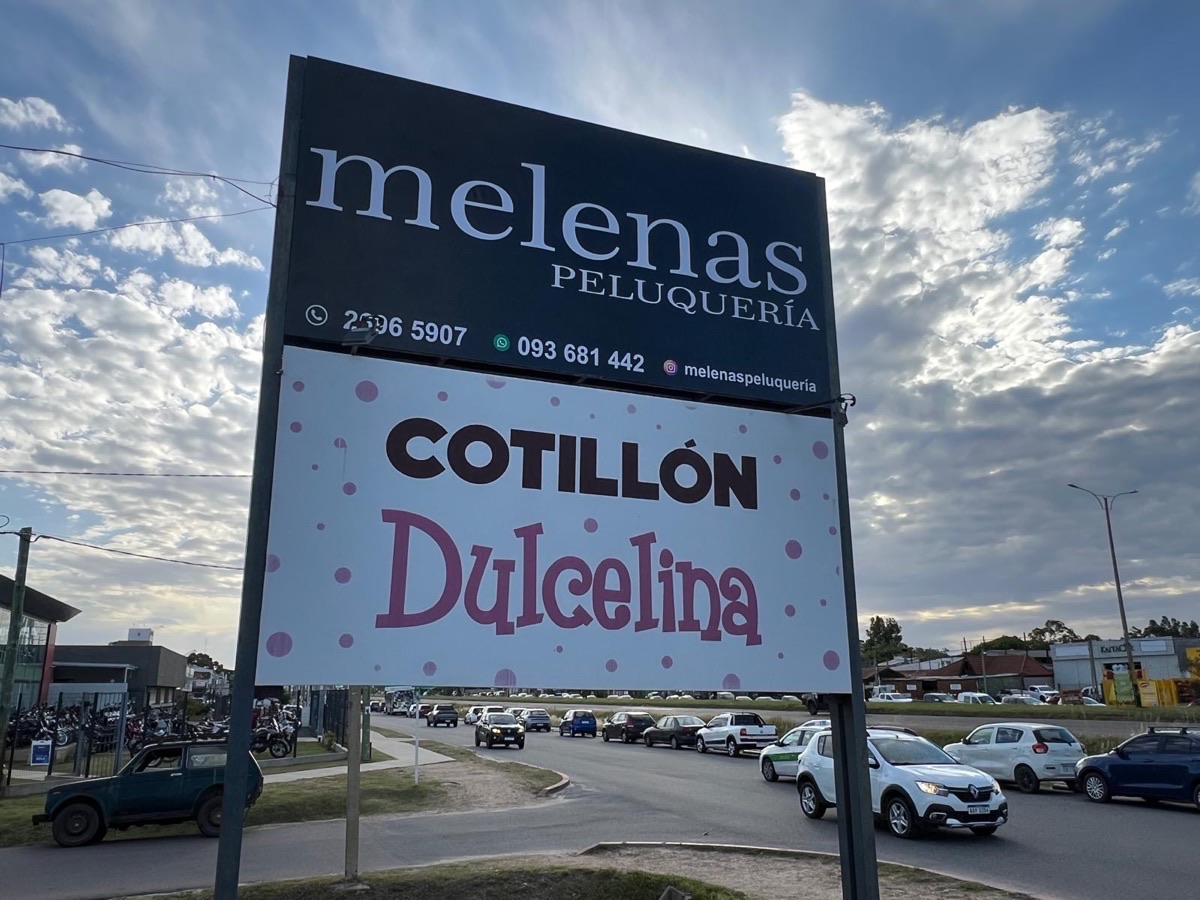 Tótem de doble cara para peluquería